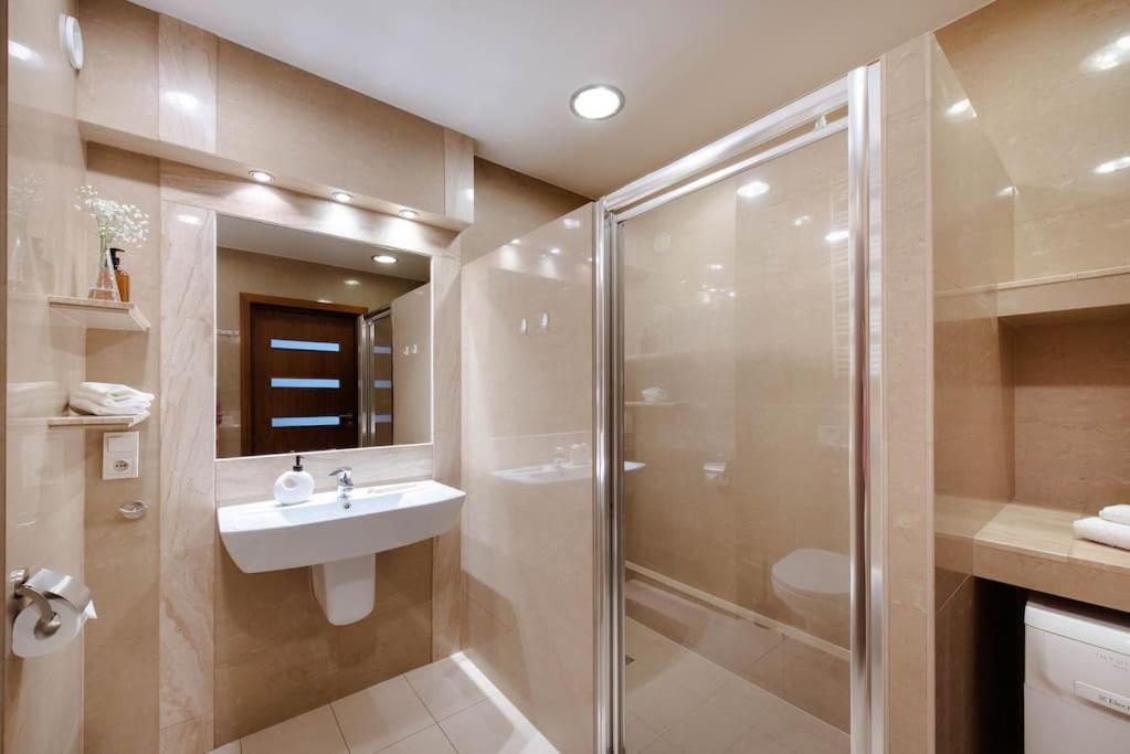 Wygodny Apartament Przy Dworcu Краков Экстерьер фото