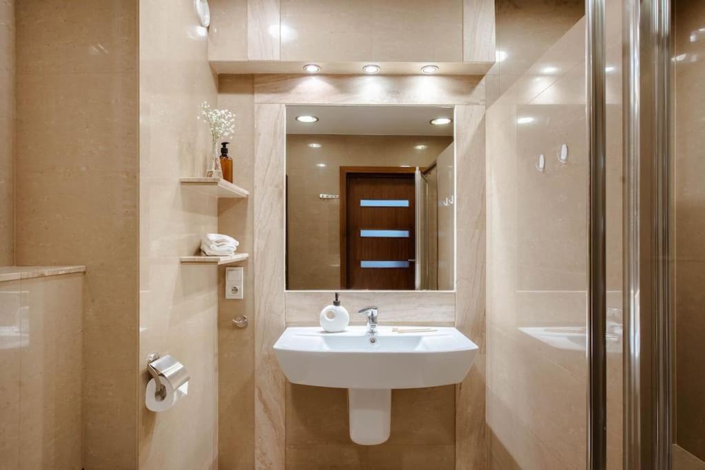 Wygodny Apartament Przy Dworcu Краков Экстерьер фото